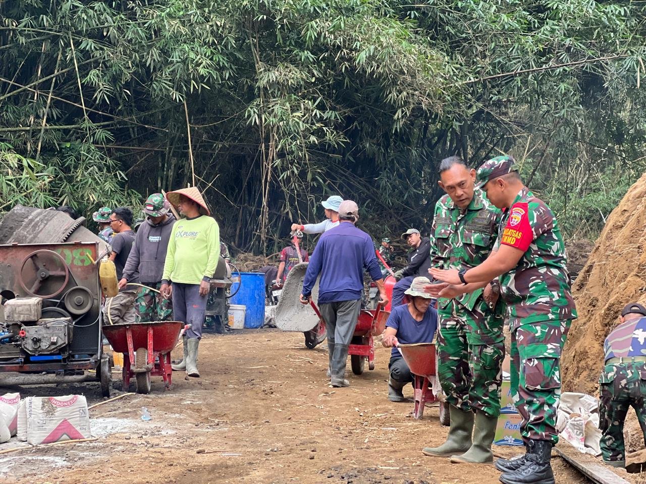 Dansatgas TMMD Ke-129 Kodim 1626/Bangli Pastikan Pengerjaan Rabat Beton Berjalan Sesuai Standar