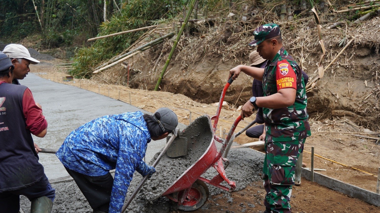 Dansatgas TMMD Ke-129 Kodim 1626/Bangli Turun Tangan, Pengecoran Jalan Kian Dipercepat