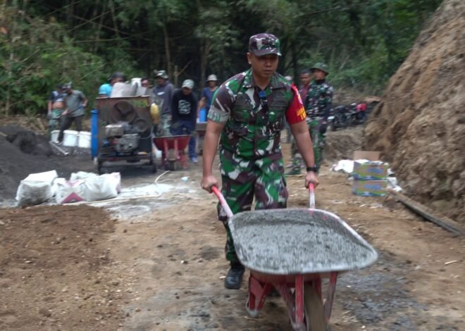 Mendorong Gerobak Beton, Dansatgas TMMD Ke-129 Kodim 1626/Bangli Beri Teladan Semangat Gotong Royong