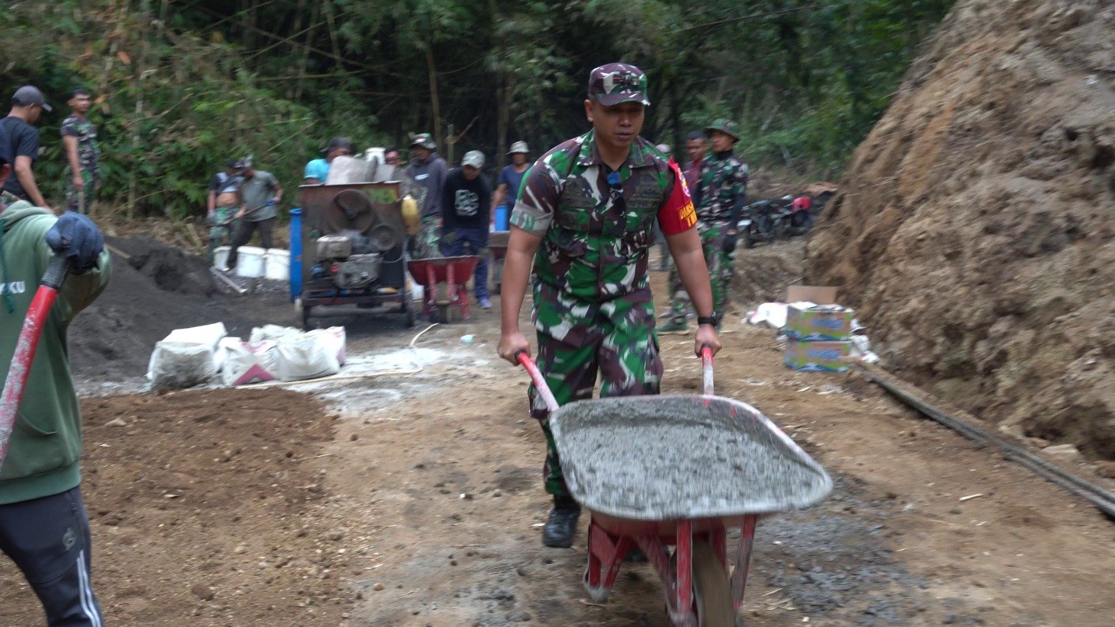 Mendorong Gerobak Beton, Dansatgas TMMD Ke-129 Kodim 1626/Bangli Beri Teladan Semangat Gotong Royong