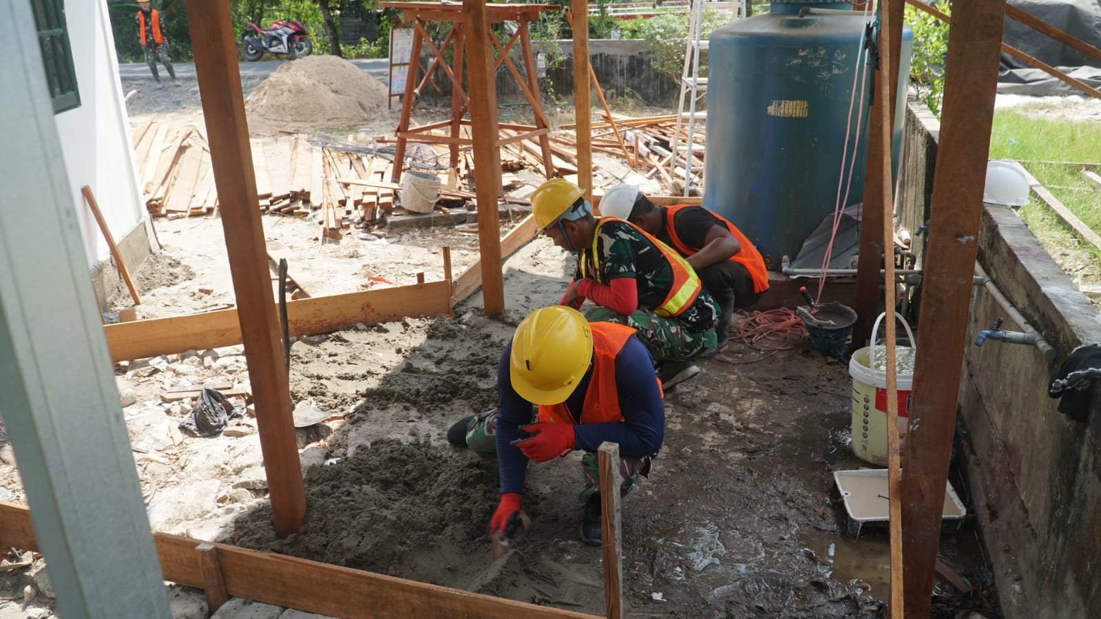 Satgas TMMD Ke-129 dan Warga Percepat Pembangunan Tempat Wudhu Musholla Darul Iman