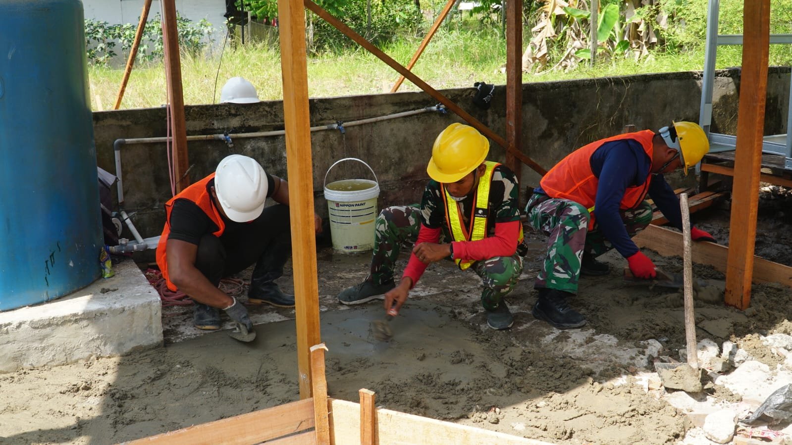 Gotong Royong Warnai Pengecoran Lantai Tempat Wudhu Musholla Darul Iman