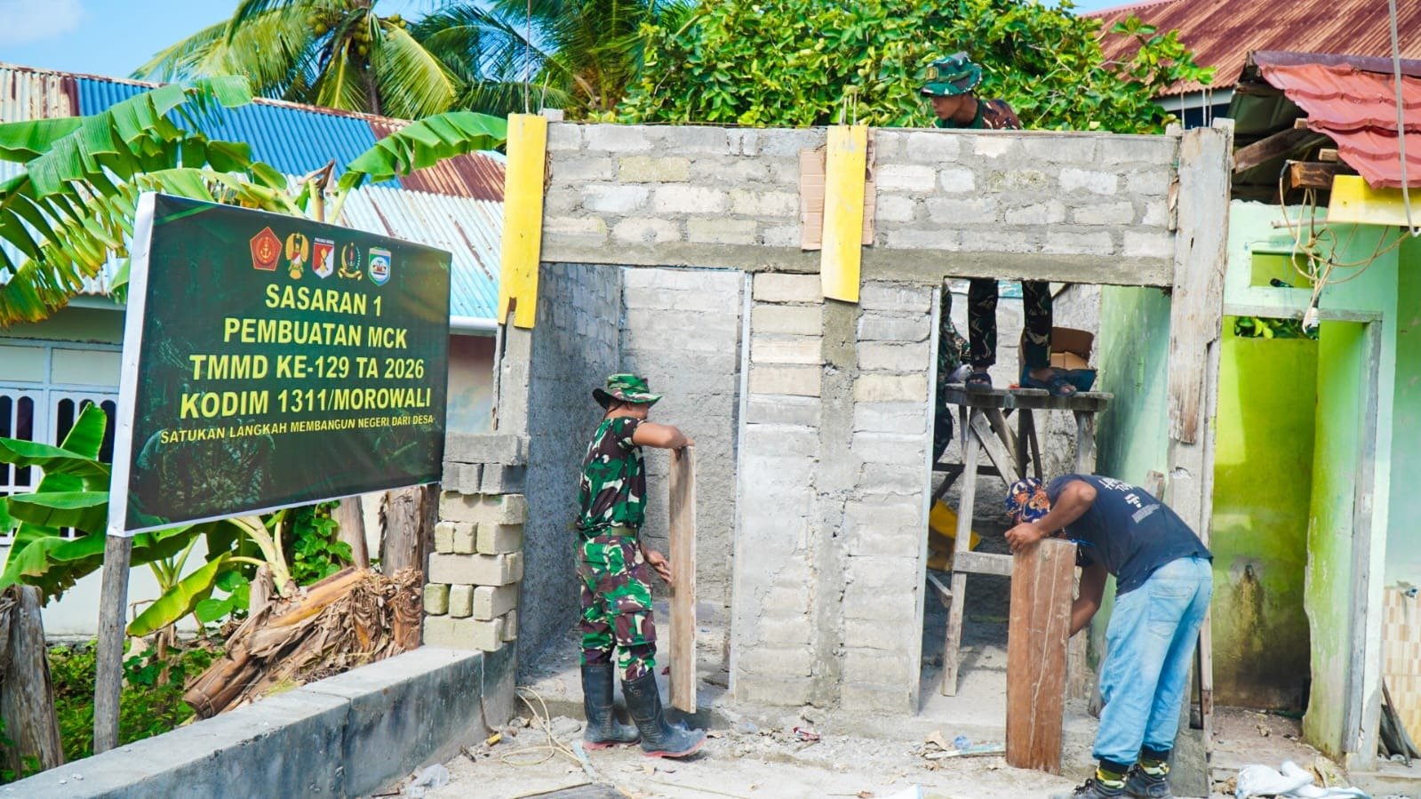 Pemasangan Besi Slot Atas MCK Masjid Quba Terus Dikerjakan Satgas TMMD Ke-129