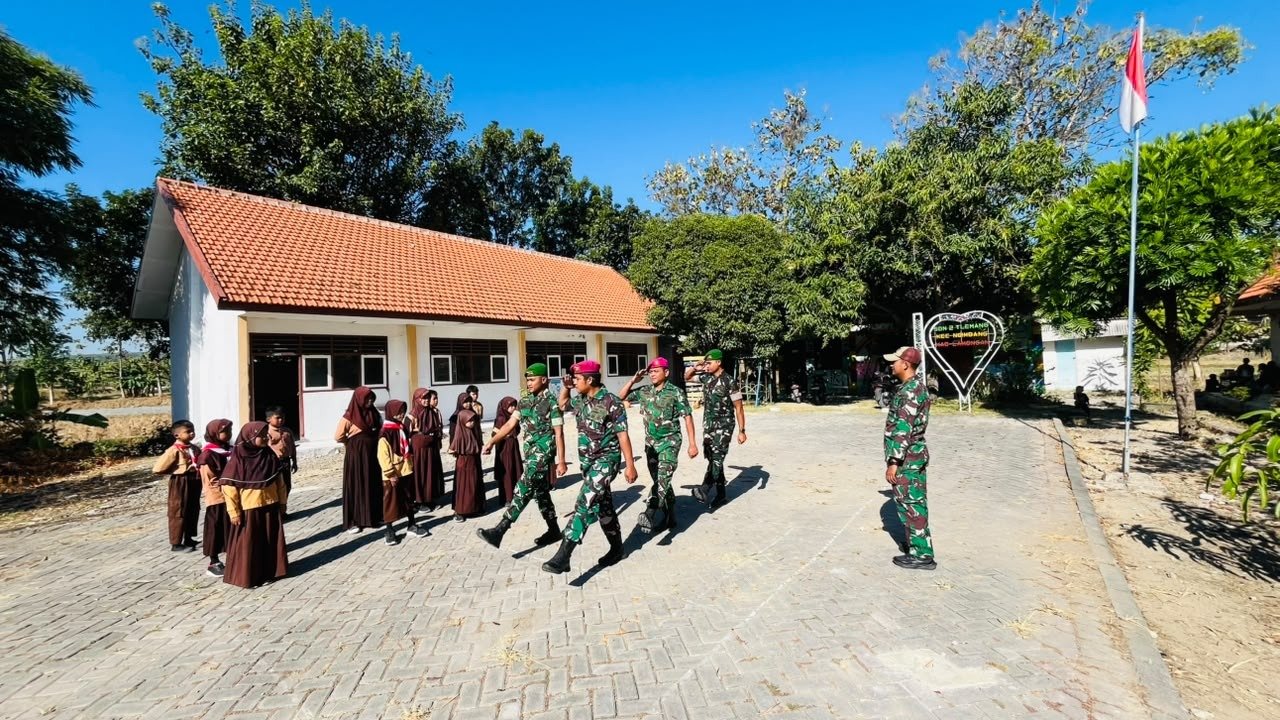 Beda Baret Satu Pengabdian: Prajurit Marinir dan Infanteri TNI AD Bersatu Latih PBB Murid SDN 2 Tlemang  ​