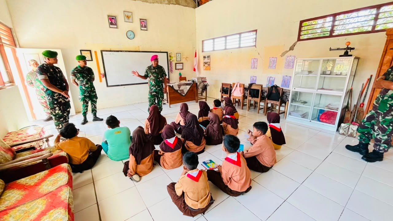 Tanamkan Jiwa Patriotisme Sejak Dini, Danton Satgas TMMD 129 Pimpin Wasbang di SDN 2 Tlemang