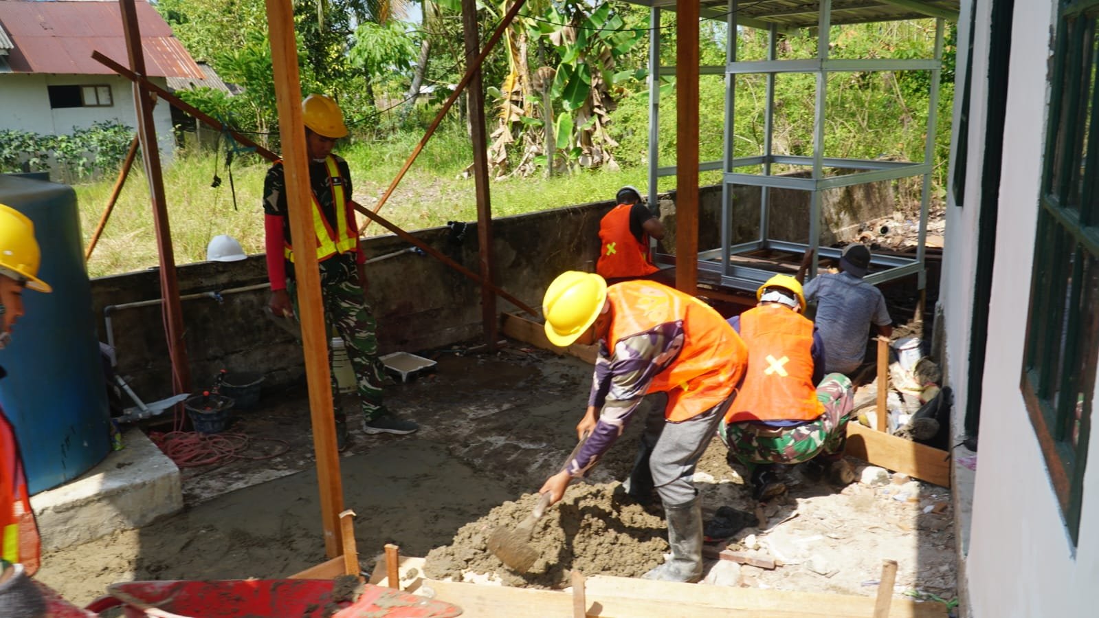 Pengecoran Tempat Wudhu Jadi Langkah Penting Penyempurnaan Musholla Darul Iman