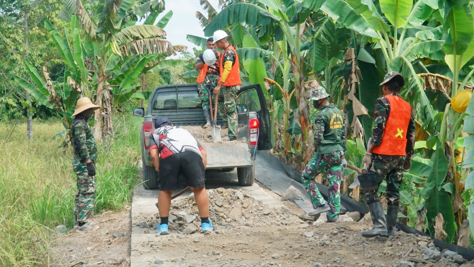 Satgas TMMD Reguler Ke-129 Kebut Peninggian Badan Jalan 1,2 Kilometer di Desa Bandaraya