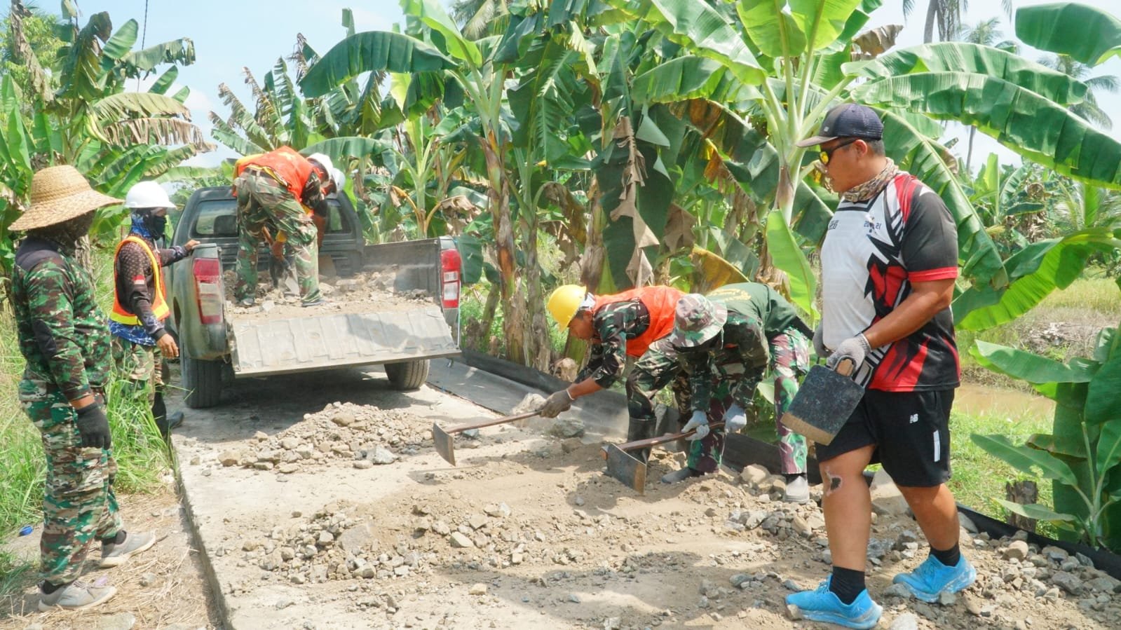 Kolaborasi Satgas TMMD dan Warga Percepat Pembangunan Jalan Desa Bandaraya