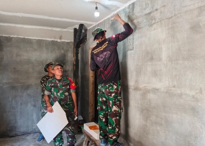 Wujudkan Hunian Nyaman dan Layak, Satgas TMMD 129 Mulai Pasang Plafon Rumah Ibu Nur Hayati di Dusun Bakon