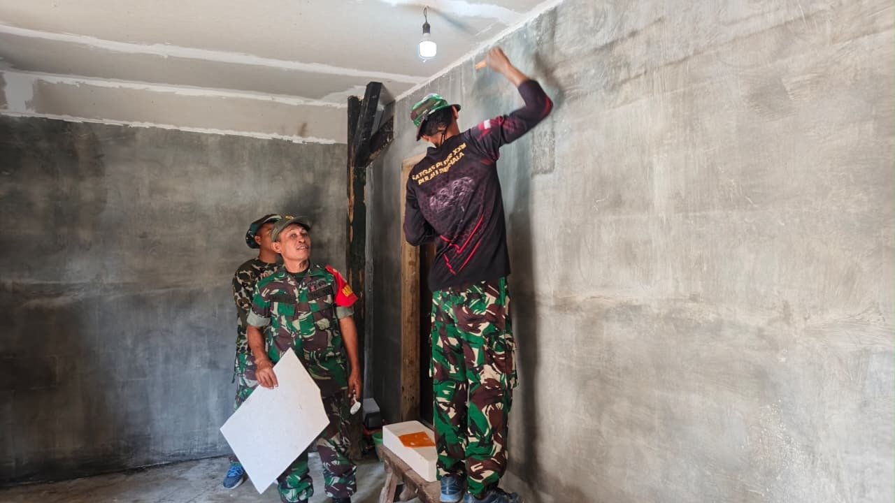 Wujudkan Hunian Nyaman dan Layak, Satgas TMMD 129 Mulai Pasang Plafon Rumah Ibu Nur Hayati di Dusun Bakon