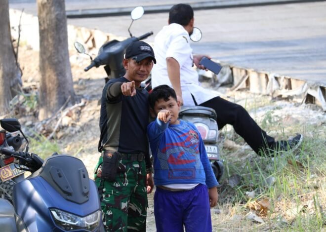 Langkah bocah kecil di Antara Deru Pengecoran: Menatap Masa Depan Bersama Prajurit TNI dalam TMMD ke-129 Kodim 0812/Lamongan