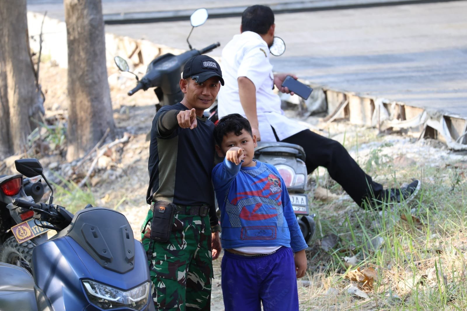 Langkah bocah kecil di Antara Deru Pengecoran: Menatap Masa Depan Bersama Prajurit TNI dalam TMMD ke-129 Kodim 0812/Lamongan