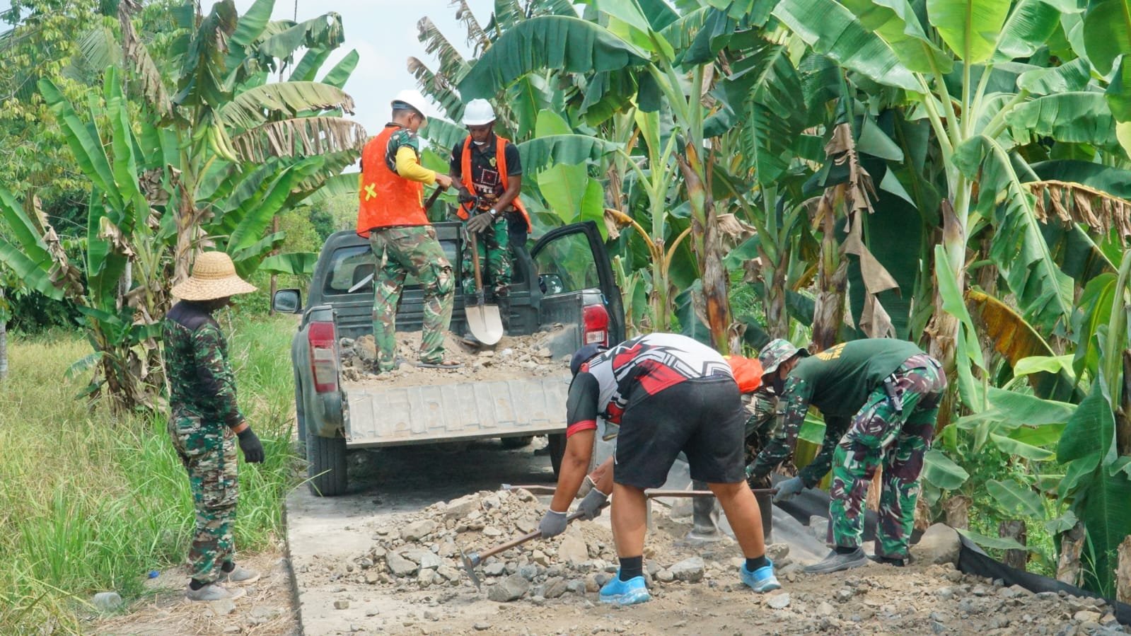 Gotong Royong Satgas TMMD dan Warga Wujudkan Jalan Desa yang Lebih Kokoh