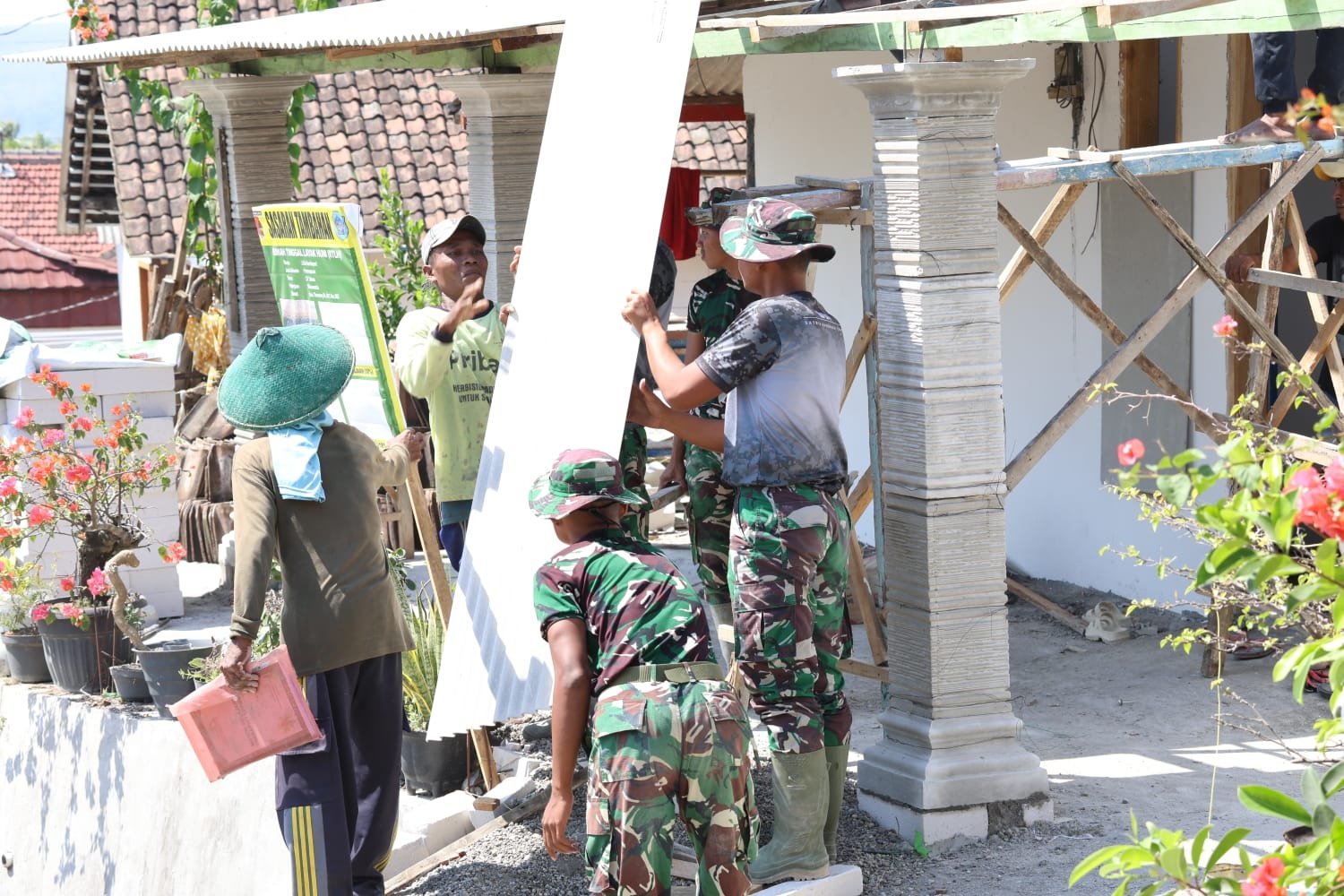 Menyatu Tanpa Sekat, Satgas TMMD ke-129 Kodim 0812/Lamongan Hidupkan Semangat Gotong Royong di Desa Tlemang