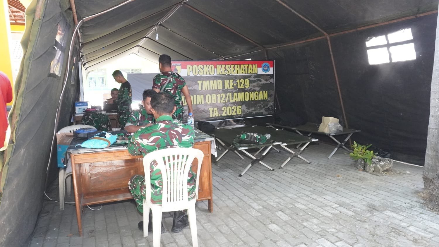 Menjaga Denyut Pembangunan Desa: Pos Kotis TMMD ke-129 Kodim 0812/Lamongan Kerap Jadi Pusat Informasi dan Kehangatan Warga Tlemang