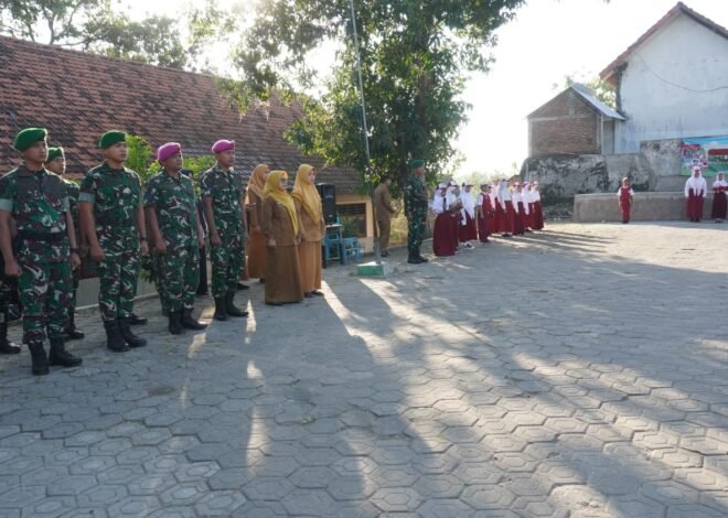 Satgas TMMD ke-129 Kodim 0812/Lamongan Dampingi Upacara Bendera, Tanamkan Nasionalisme Sejak Dini
