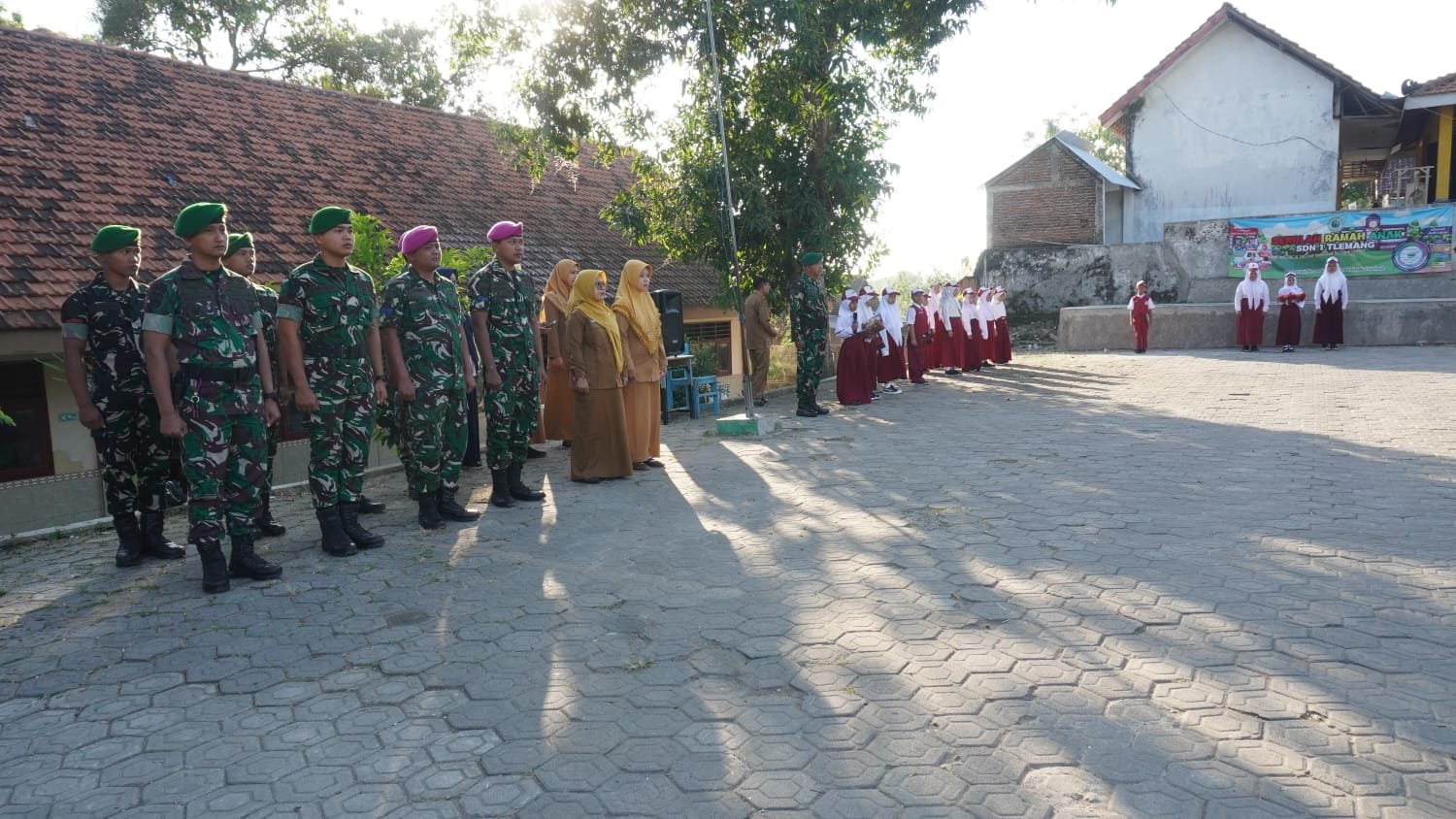 Satgas TMMD ke-129 Kodim 0812/Lamongan Dampingi Upacara Bendera, Tanamkan Nasionalisme Sejak Dini