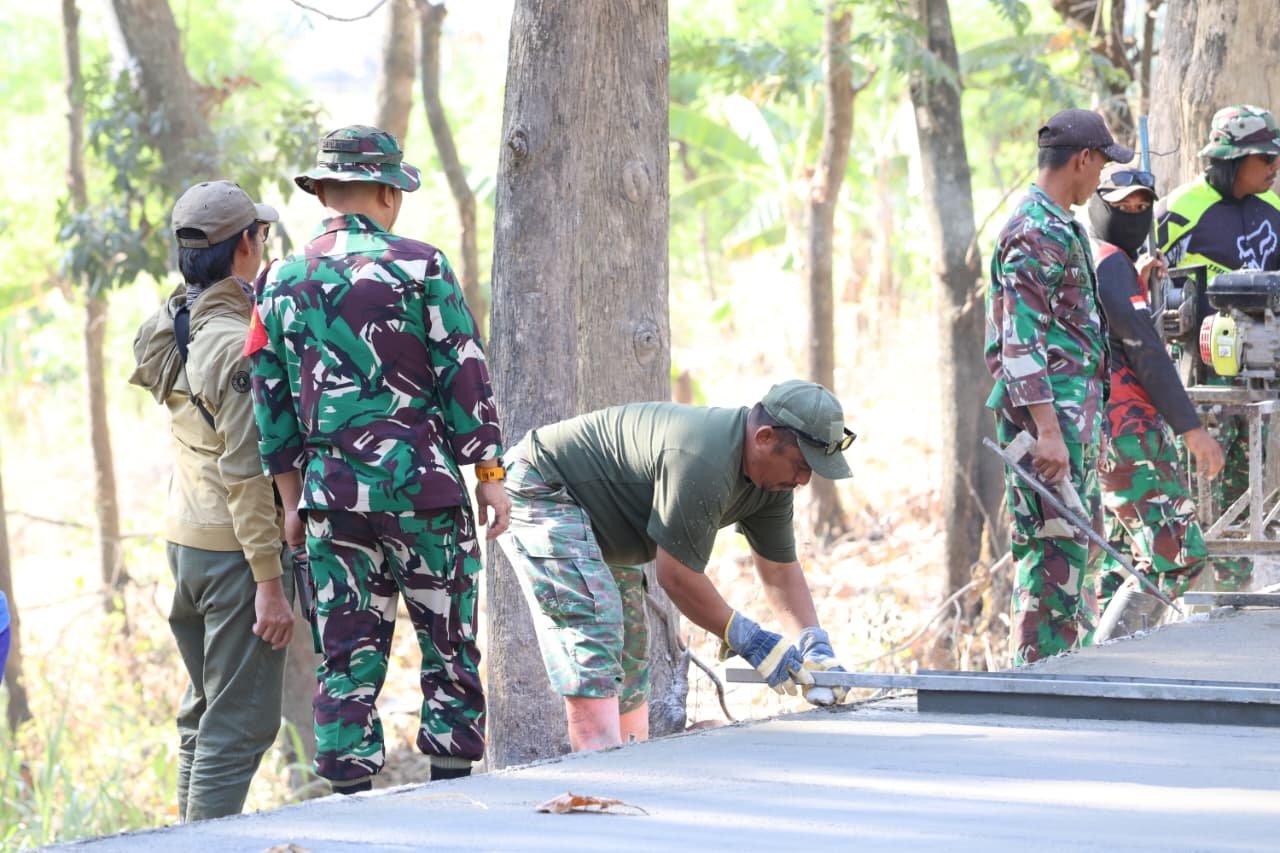 Tinggal Bersama Warga, Satgas TMMD ke-129 Bangun Ikatan Kekeluargaan di Desa Tlemang