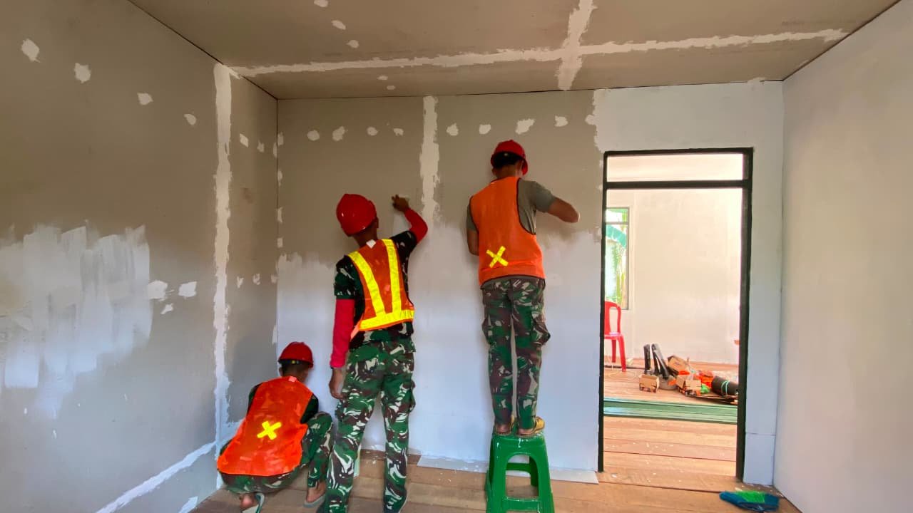 Gotong Royong Satgas TMMD dan Warga Percantik Rumah Bapak Walianto