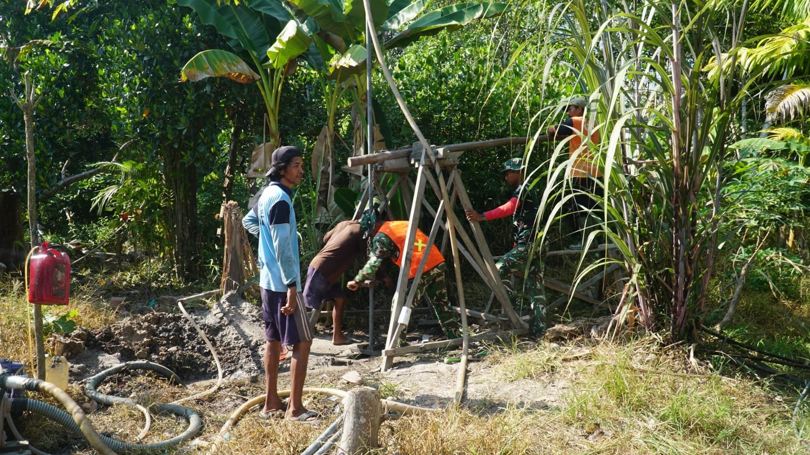 Gotong Royong Satgas TMMD dan Warga Warnai Penggalian Sumur Bor di Desa Bandar Raya