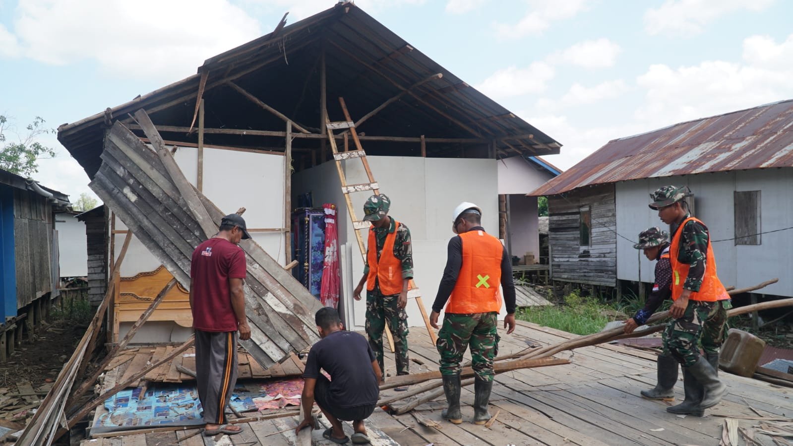 Satgas TMMD Ke-129 Bersama Warga Lanjutkan Peningkatan Badan Jalan 1,2 Kilometer di Desa Bandaraya