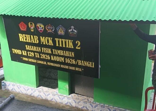 Gotong Royong TNI dan Warga Percepat Penyelesaian MCK TMMD Ke-129 di Desa Sekardadi
