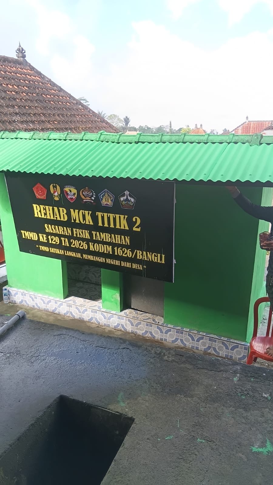 Gotong Royong TNI dan Warga Percepat Penyelesaian MCK TMMD Ke-129 di Desa Sekardadi