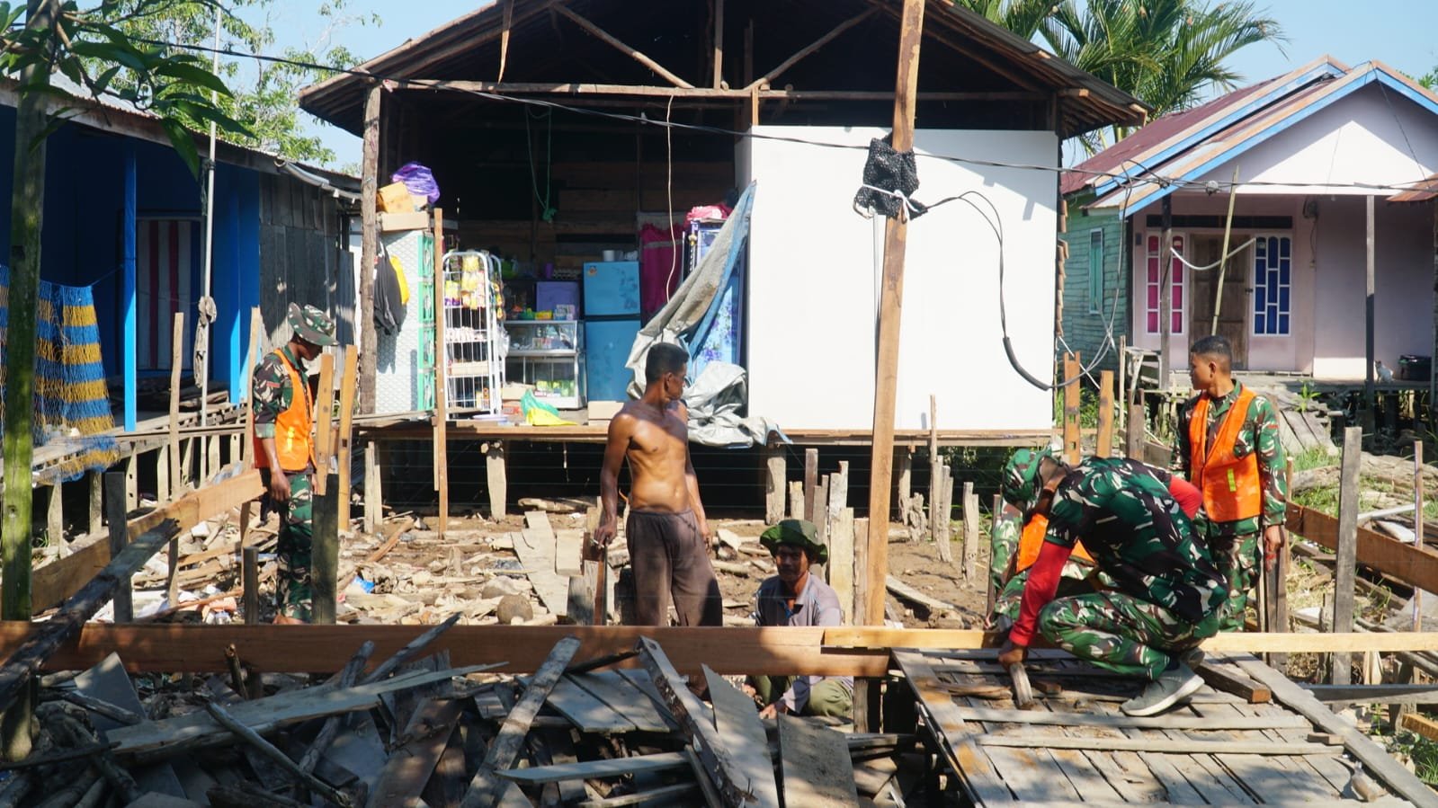 Gotong Royong Satgas TMMD dan Warga Percepat Pembangunan RTLH Ibu Rini