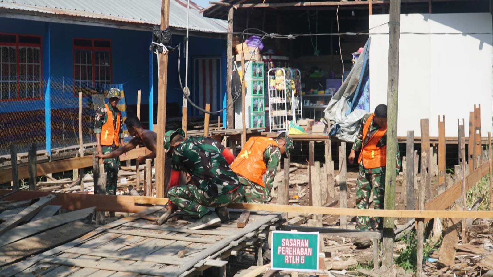 Satgas TMMD Ke-129 Mulai Bangun Pondasi RTLH Milik Ibu Rini