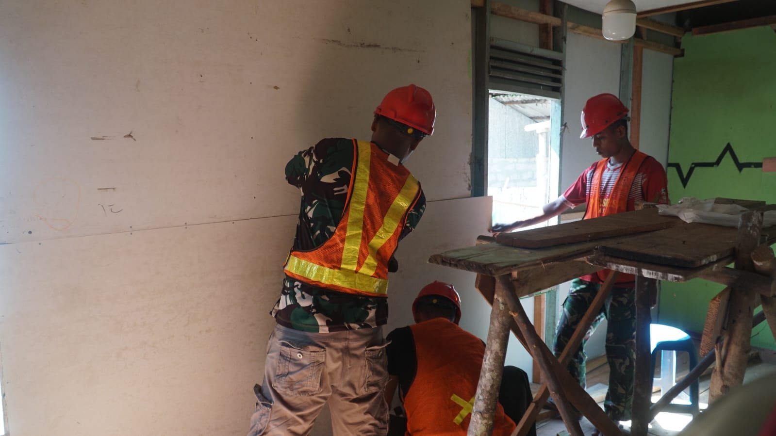 Satgas TMMD Ke-129 Percepat Pemasangan Kalsiboard RTLH Milik Ibu Wahida