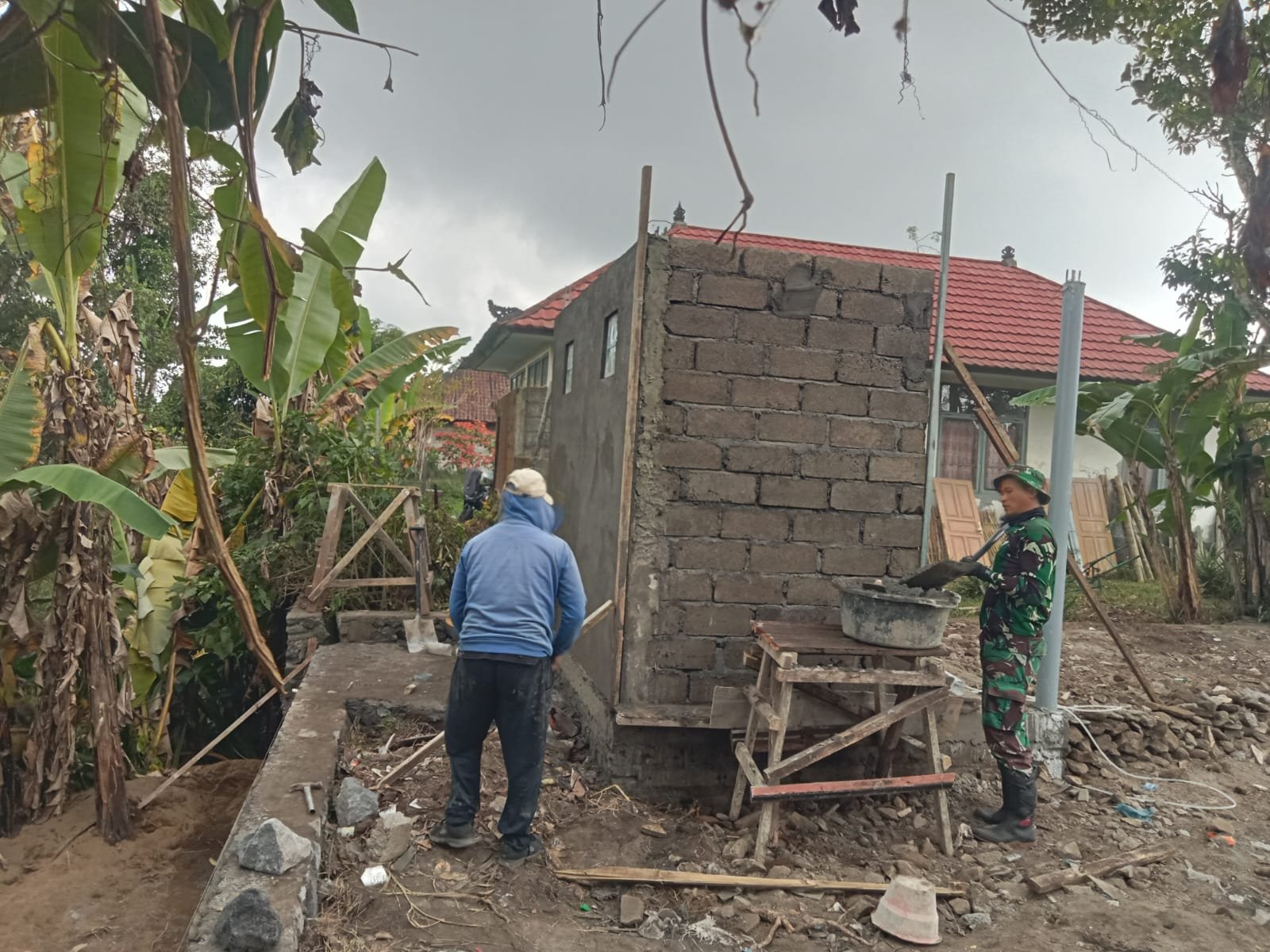 Pemasangan Batako MCK TMMD Ke-129 Kodim 1626/Bangli Hampir Rampung, Bangunan Masuki Tahap Berikutnya