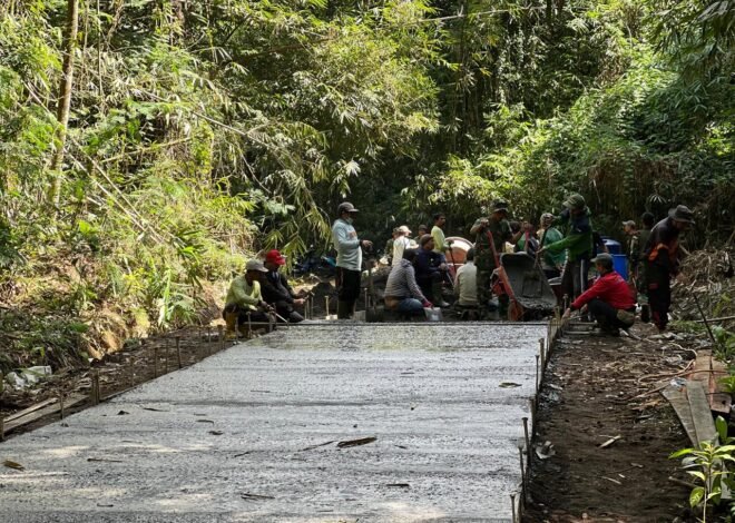 Cuaca Cerah Percepat Pembangunan Rabat Beton TMMD Ke-129 di Desa Sekardadi