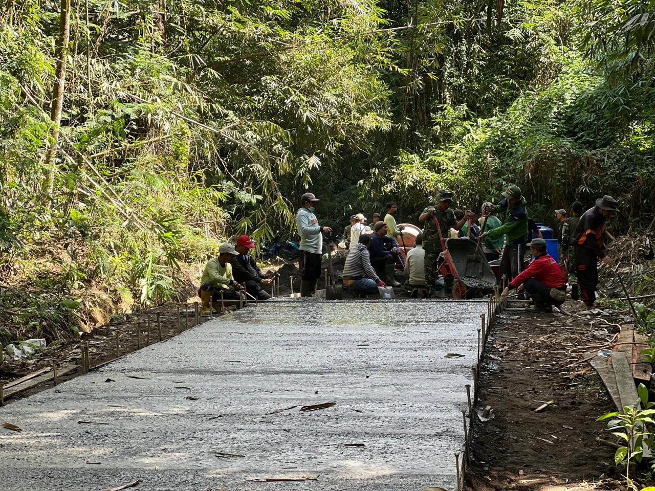 Cuaca Cerah Percepat Pembangunan Rabat Beton TMMD Ke-129 di Desa Sekardadi