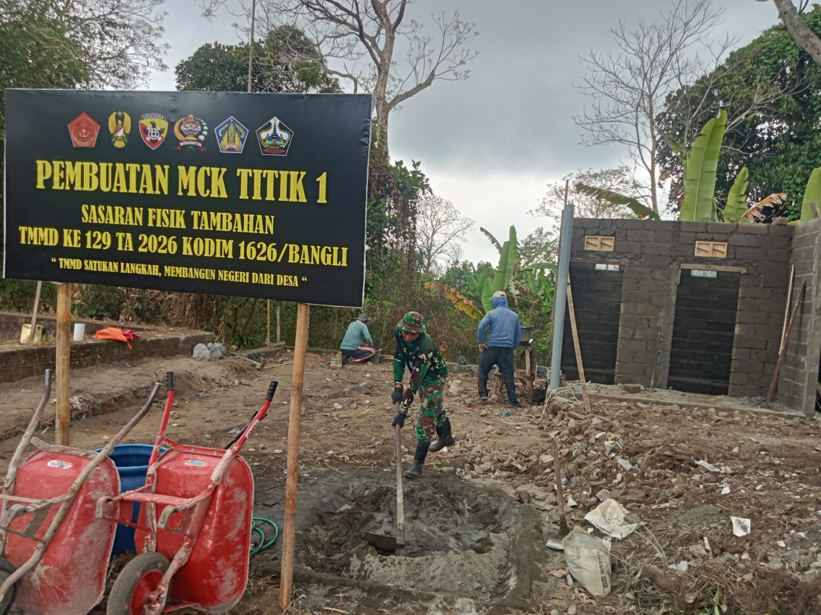 Gotong Royong Warnai Pengerjaan MCK TMMD Ke-129 Kodim 1626/Bangli di Desa Sekardadi