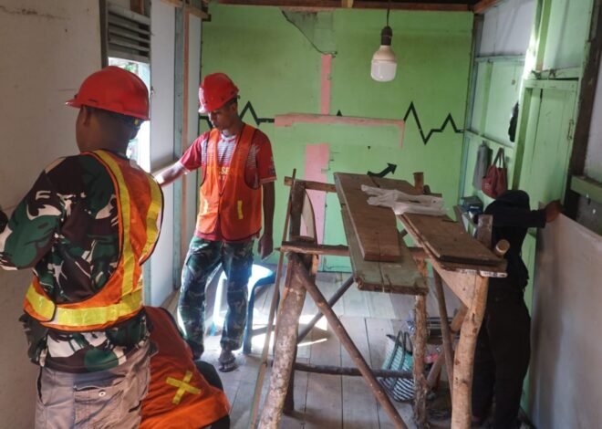 Gotong Royong Satgas TMMD dan Warga Percepat Penyelesaian Rumah Ibu Wahida