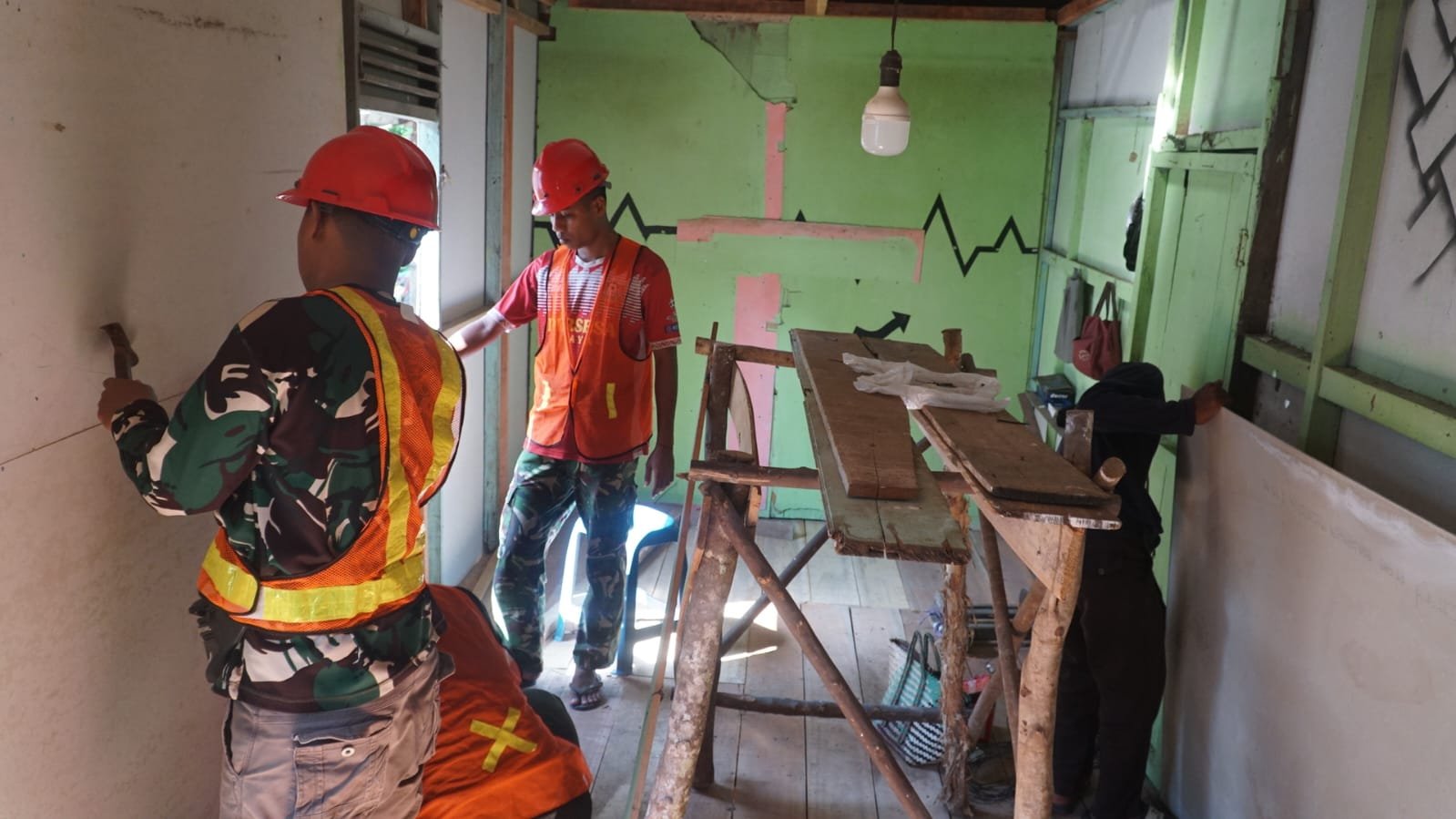 Gotong Royong Satgas TMMD dan Warga Percepat Penyelesaian Rumah Ibu Wahida
