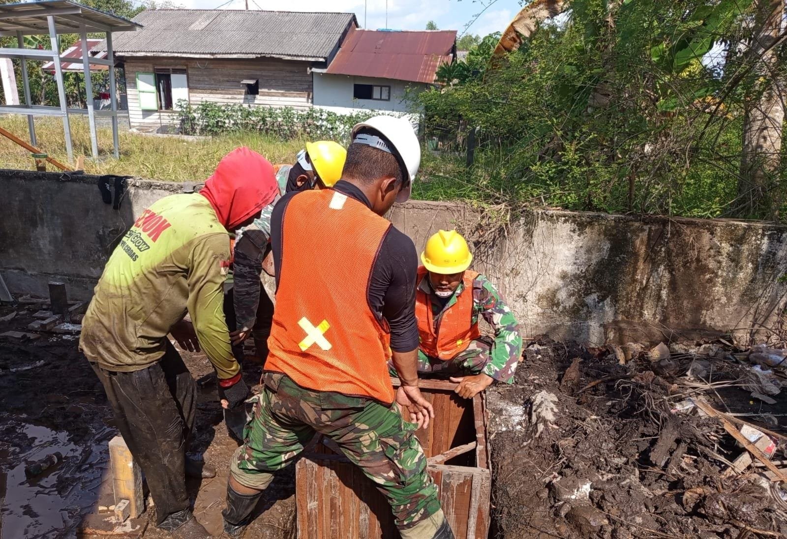 Satgas TMMD Ke-129 Percepat Pembangunan MCK dengan Pemasangan Septik Tank