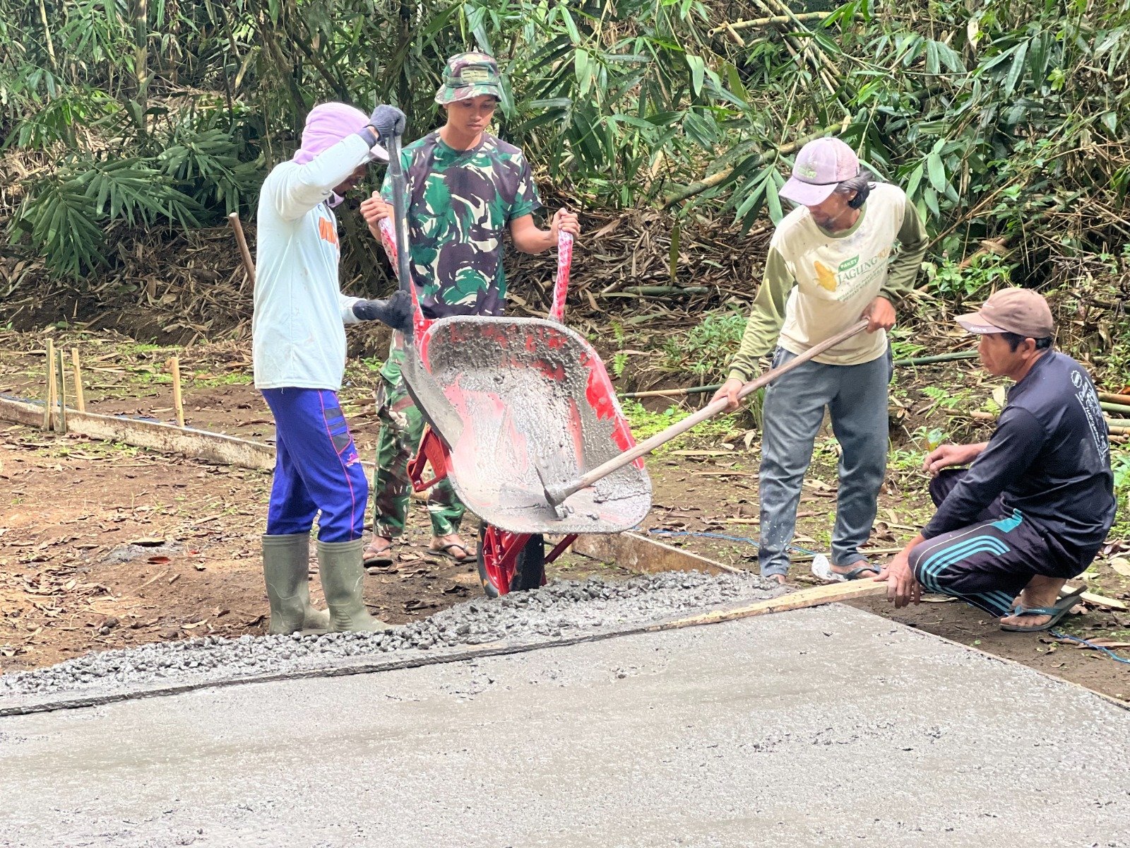 Jalan Rabat Beton TMMD Ke-129 Dukung Mobilitas dan Perekonomian Warga Desa Sekardadi