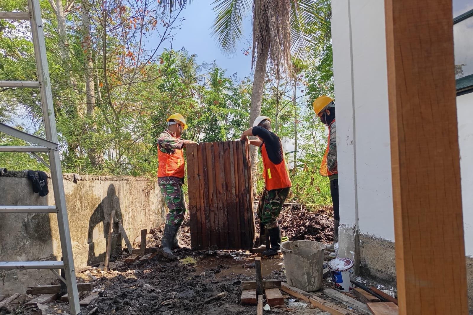 Gotong Royong Satgas TMMD dan Warga Bangun Fasilitas Sanitasi Desa Bandar Raya