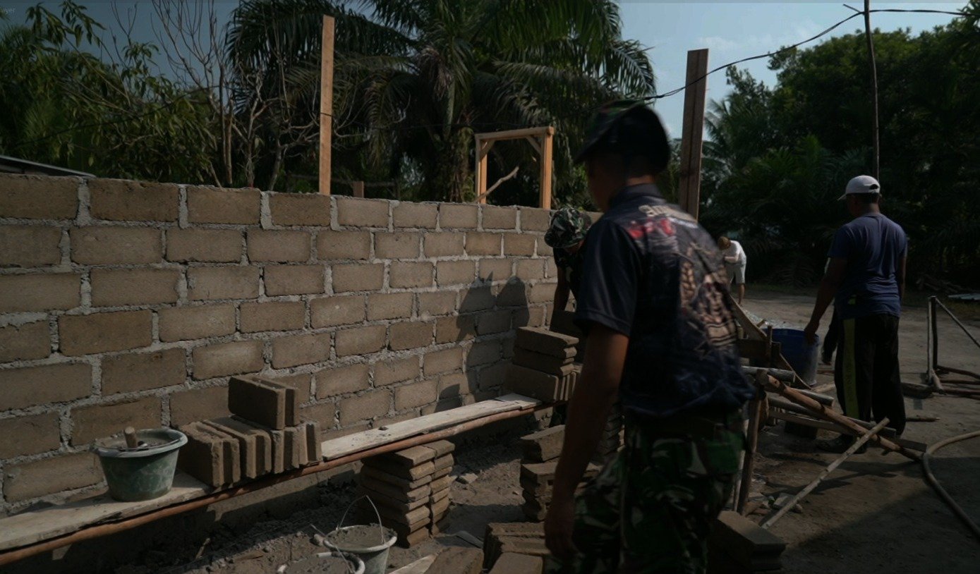 Gotong Royong Satgas TMMD dan Warga Percepat Pembangunan Jalan Penghubung Deniang–Penyamun