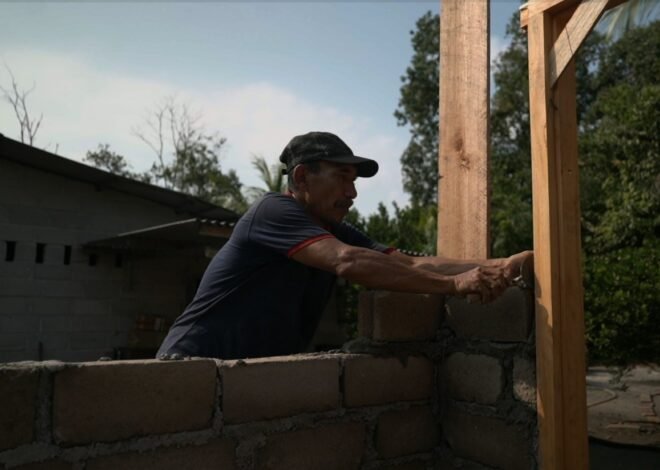 Kebersamaan Satgas TMMD dan Warga Warnai Rehab Rumah Ibu Robia di Desa Deniang
