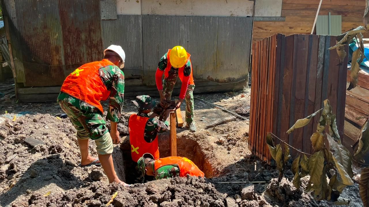 Gotong Royong Satgas TMMD dan Warga Bangun Sanitasi Layak untuk Ibu Jubaidah