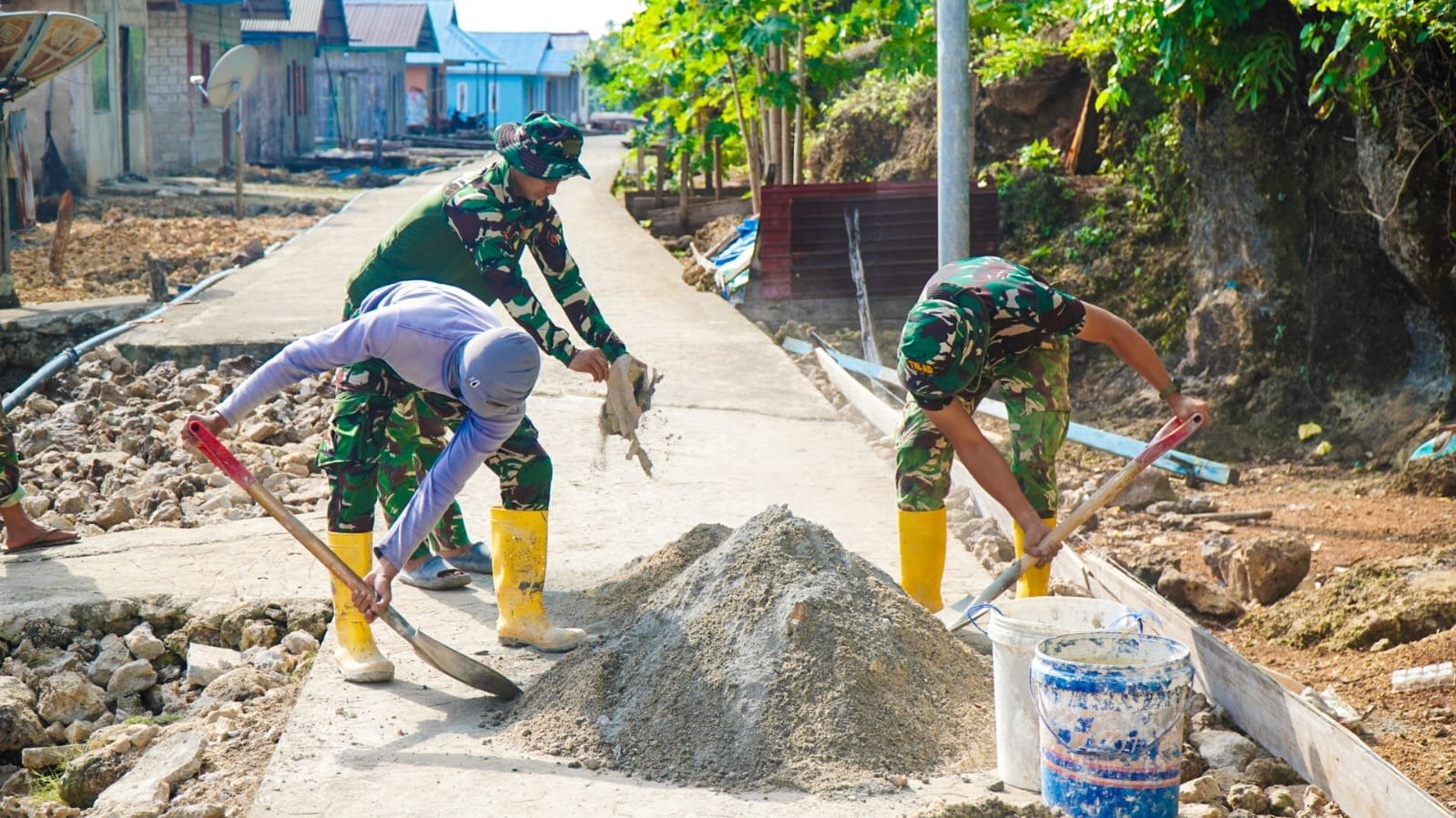 Satgas TMMD Ke-129 Kodim 1311/Morowali  terus genjot Pekerjaan Rabat Jalan di Desa Polewali