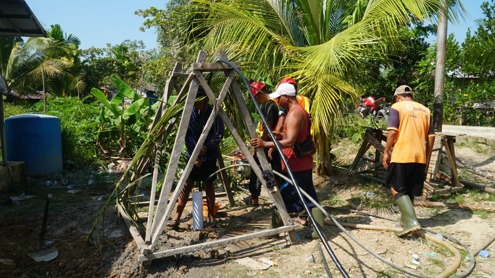 Satgas TMMD Ke-129 Lakukan Pengurasan Sumur Bor untuk Maksimalkan Kualitas Air Bersih