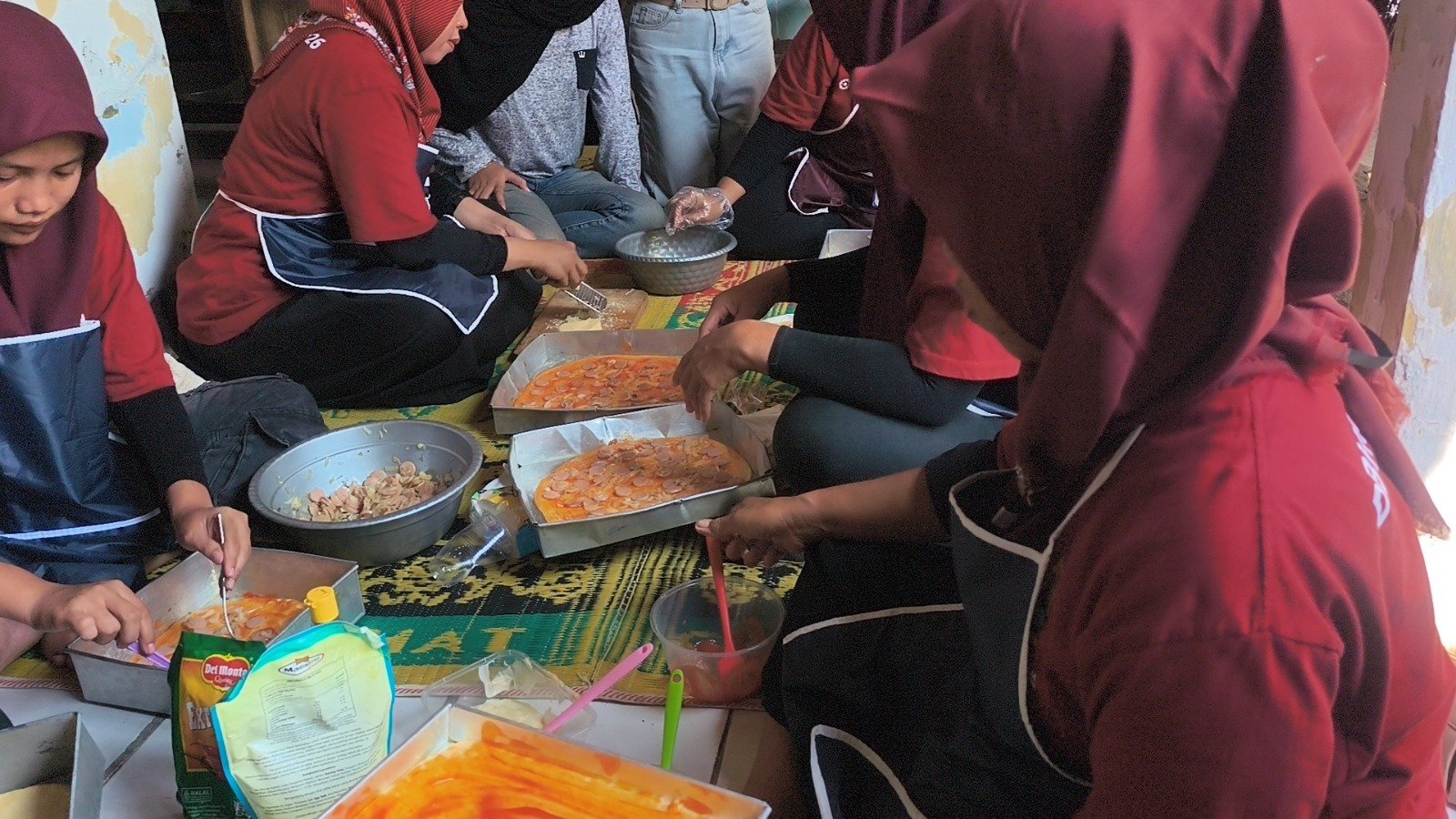 Pemberdayaan Perempuan Berlanjut, TMMD ke-129 Kodim 0620/Kab. Cirebon Gelar Pelatihan Pizza Tahap II bagi Ibu-Ibu Desa Luwung Kencana