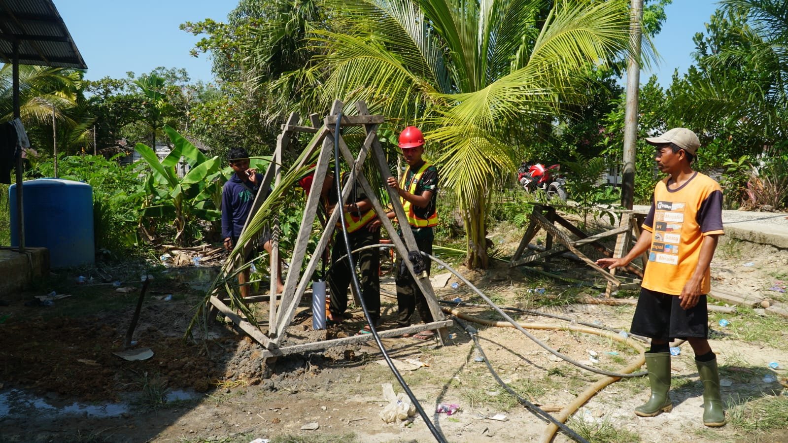 Gotong Royong Satgas TMMD dan Warga Sukseskan Pengurasan Sumur Bor Sasaran 3