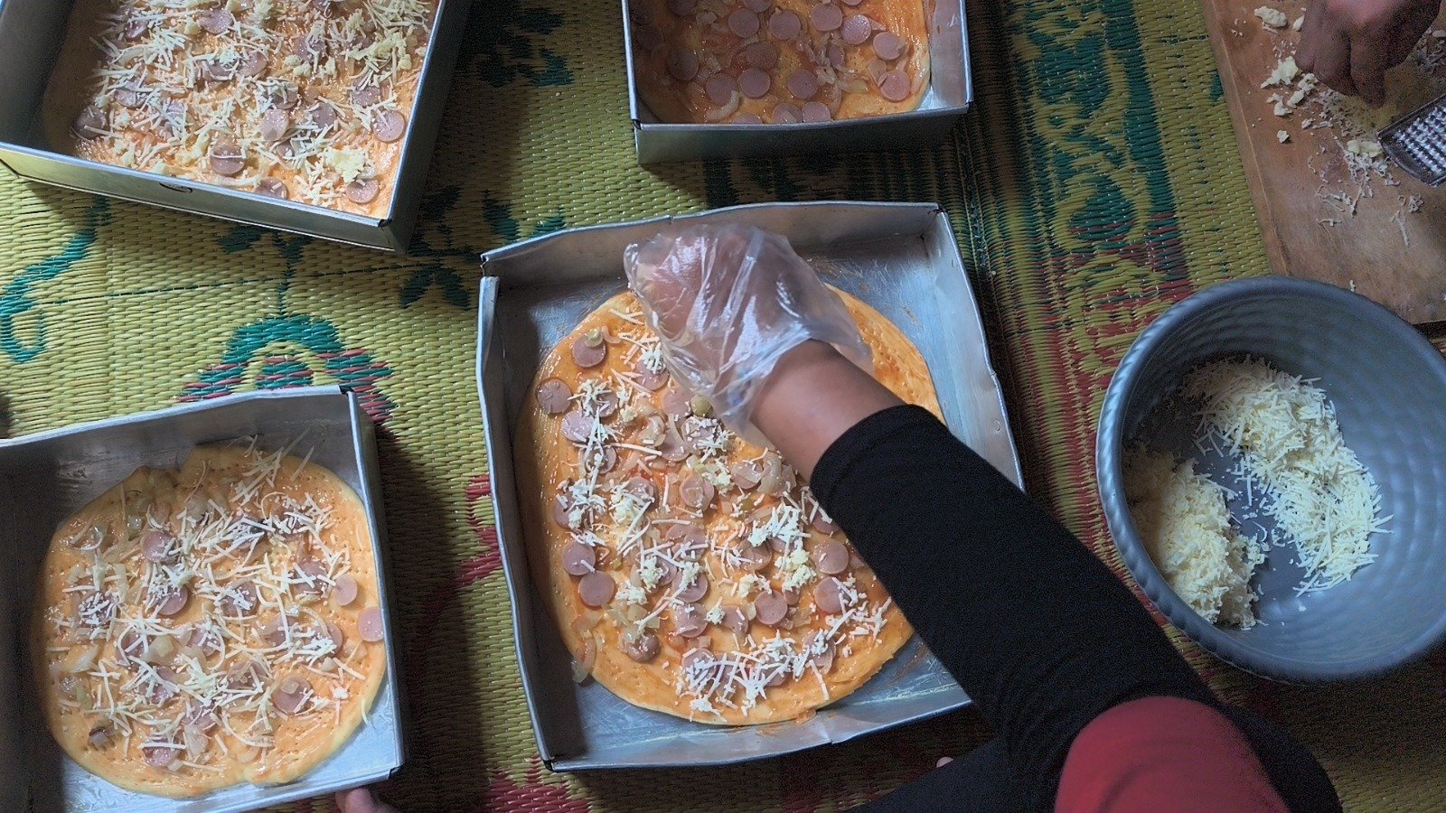 Ibu-Ibu Desa Luwung Kencana Antusias Ikuti Pelatihan Pizza Tahap II dalam Program TMMD ke-129 Kodim 0620