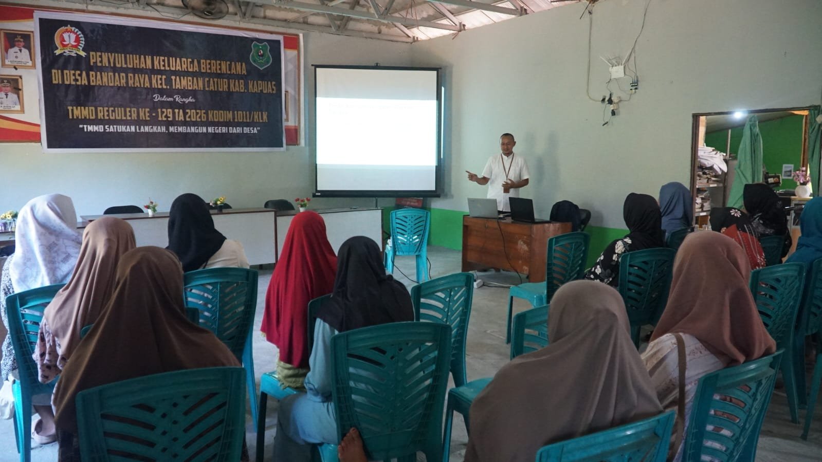 Antusias Warga Ikuti Penyuluhan KB yang Digelar Satgas TMMD Ke-129