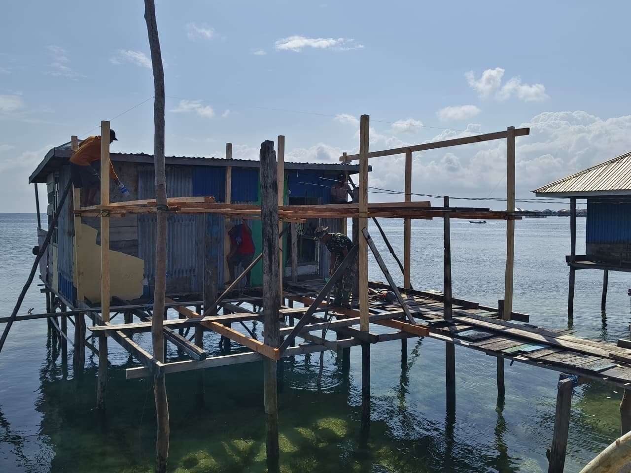 Pemasangan Tiang Rumah Tandai Kemajuan Renovasi RTLH Milik Ibu Samsia di Desa Umbele