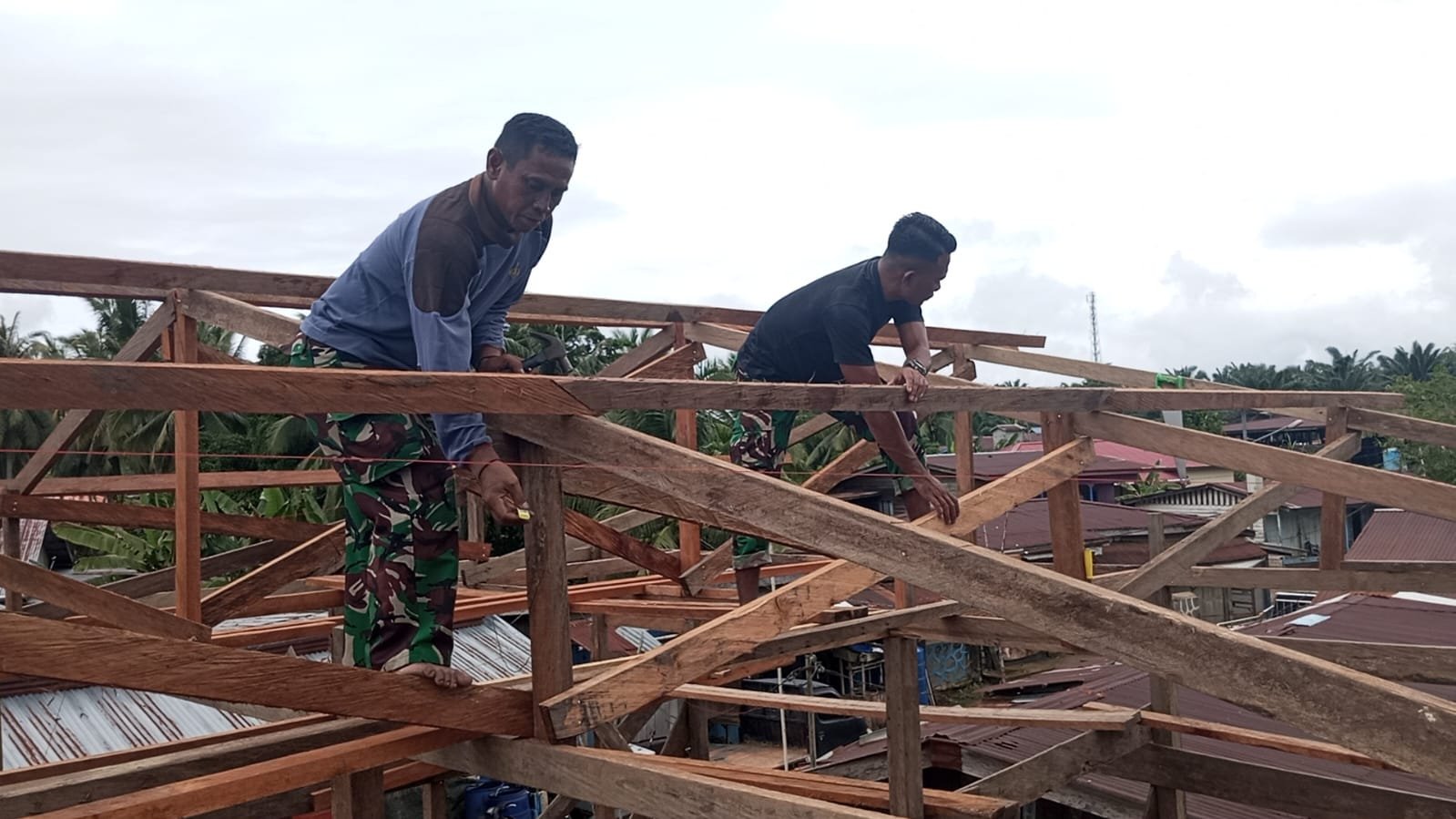 Wujudkan Rumah Layak Huni di Perbatasan, Satgas TMMD ke-129 Kodim 0911/Nunukan Kebut Pembangunan Rumah Pak Hamsah
